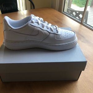 Nike NWBox. Kids Air Force 1 size 5 Y also can be ladies size 7
